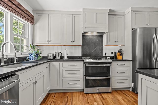 29 HILLTOP DR, Yardley, PA 19067