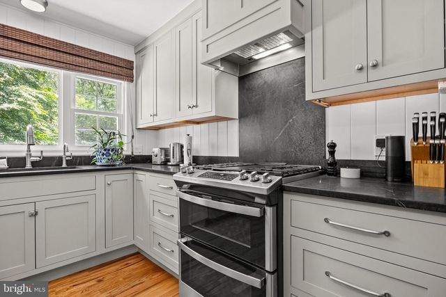 29 HILLTOP DR, Yardley, PA 19067
