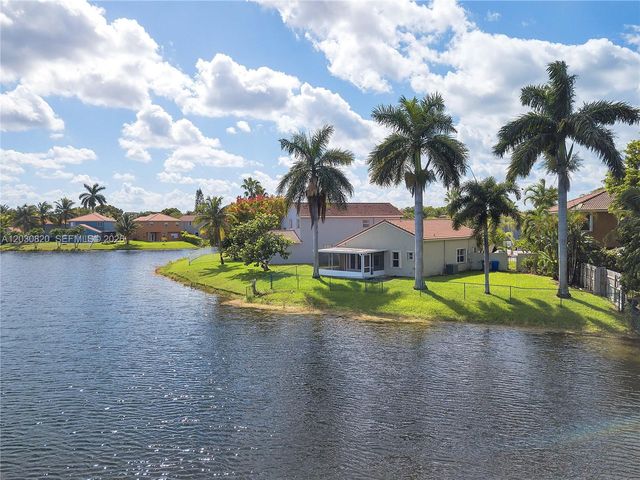 10627 NW 7th Street, Pembroke Pines, FL 33026
