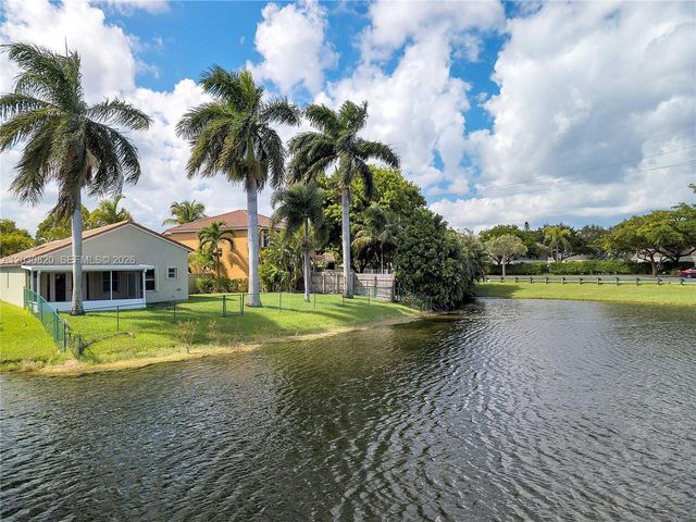 10627 NW 7th Street, Pembroke Pines, FL 33026