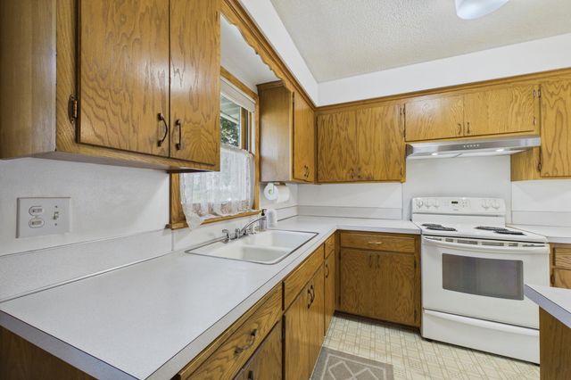 1802 Malvern Street, Roseville, MN 55113