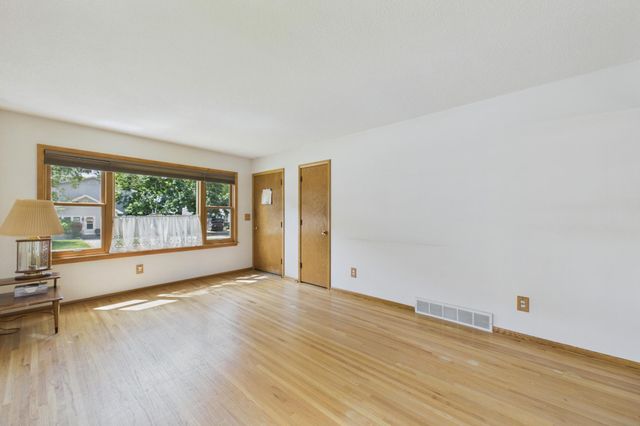 1802 Malvern Street, Roseville, MN 55113
