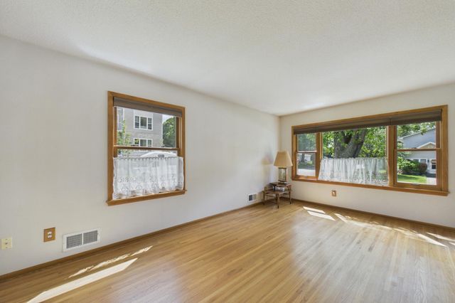 1802 Malvern Street, Roseville, MN 55113