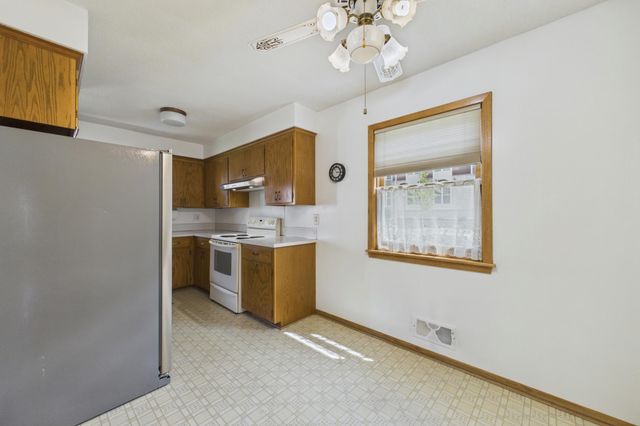 1802 Malvern Street, Roseville, MN 55113