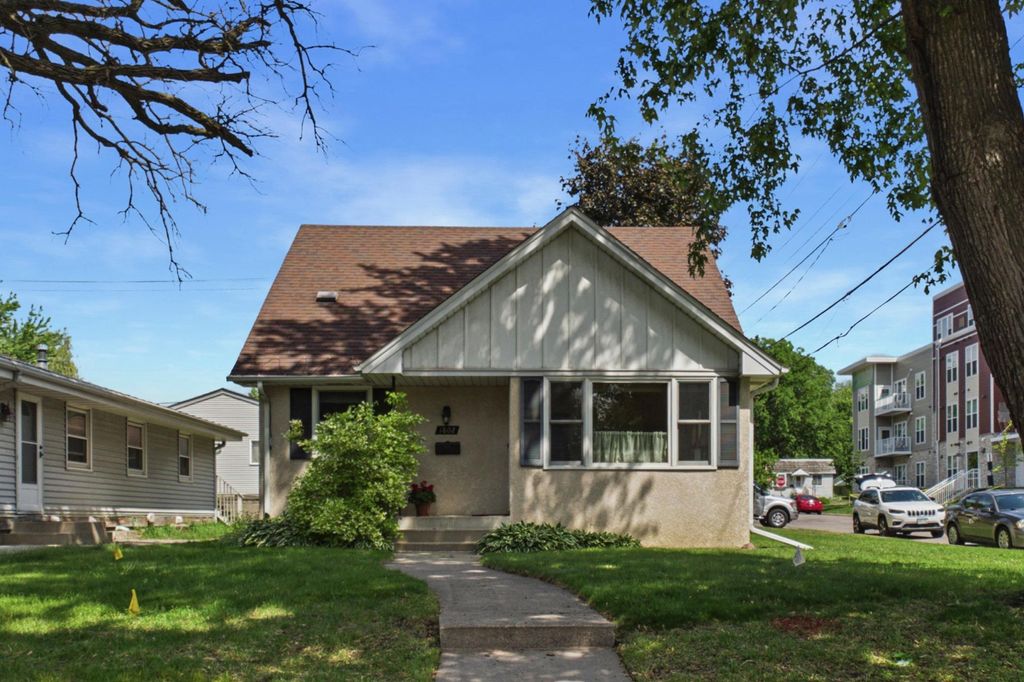 1802 Malvern Street, Roseville, MN 55113