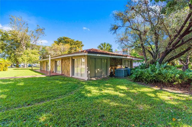 8501 NW 8th Street 106, Miami, FL 33126