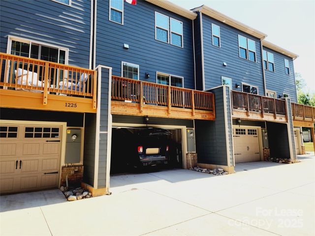 1229 Queen Lyon Court, Charlotte, NC 28205