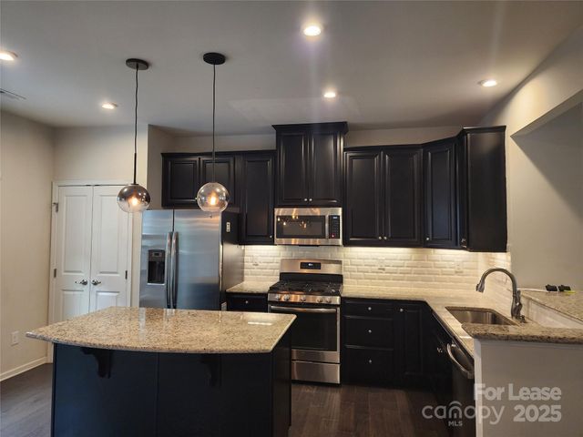 1229 Queen Lyon Court, Charlotte, NC 28205