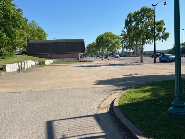 261 N Riverside Dr, Clarksville, TN 37040