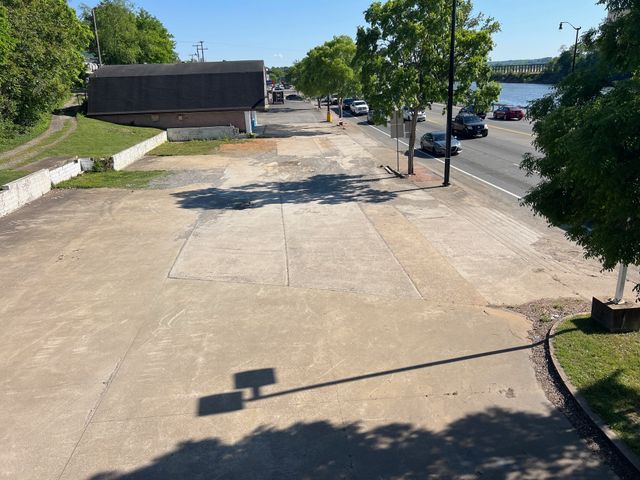 261 N Riverside Dr, Clarksville, TN 37040