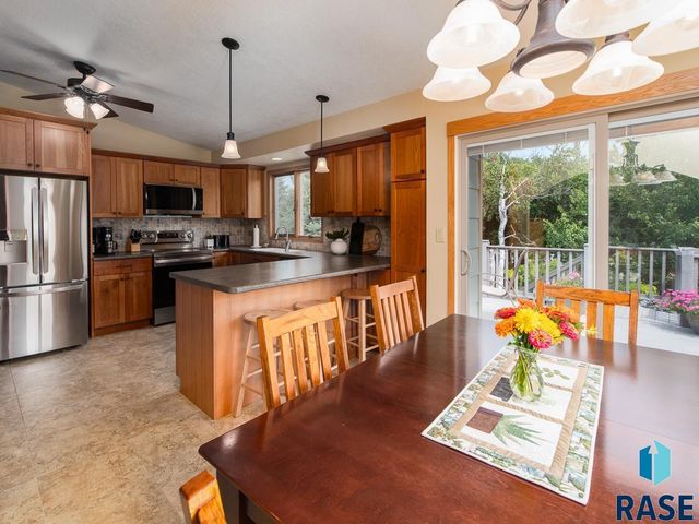 8704 E 38th St Street, Sioux Falls, SD 57110