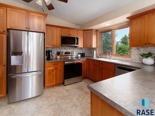 8704 E 38th St Street, Sioux Falls, SD 57110