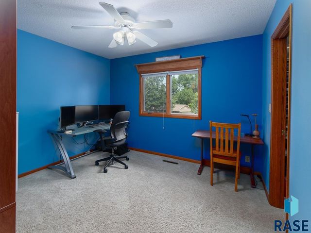 8704 E 38th St Street, Sioux Falls, SD 57110