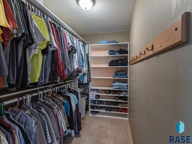 8704 E 38th St Street, Sioux Falls, SD 57110