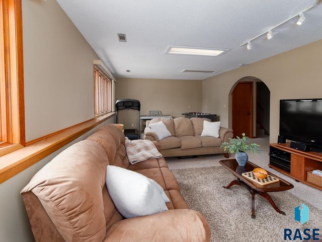 8704 E 38th St Street, Sioux Falls, SD 57110