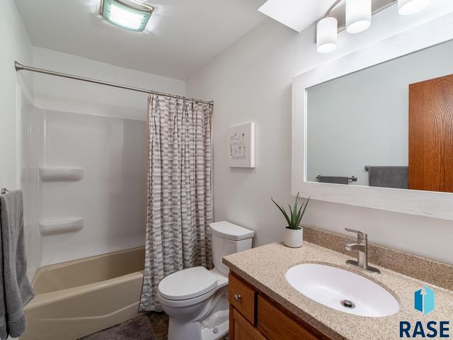 8704 E 38th St Street, Sioux Falls, SD 57110