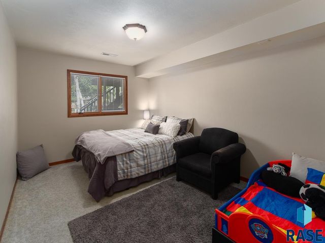 8704 E 38th St Street, Sioux Falls, SD 57110