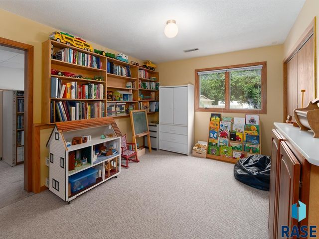 8704 E 38th St Street, Sioux Falls, SD 57110