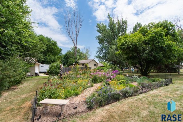 8704 E 38th St Street, Sioux Falls, SD 57110