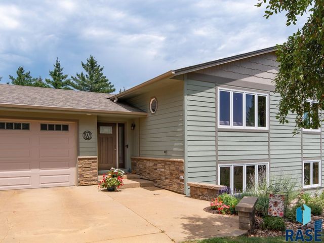8704 E 38th St Street, Sioux Falls, SD 57110