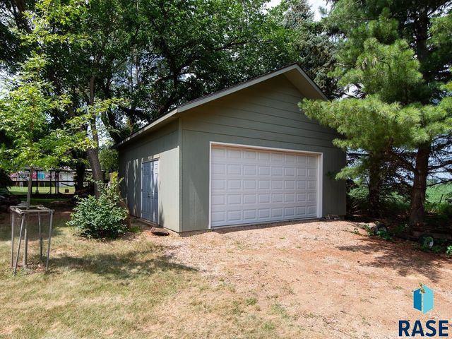8704 E 38th St Street, Sioux Falls, SD 57110