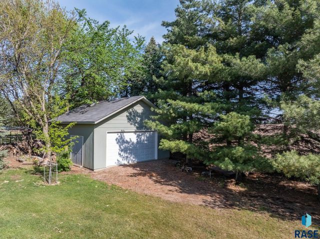 8704 E 38th St Street, Sioux Falls, SD 57110