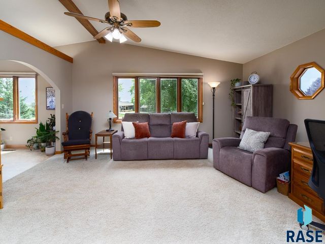 8704 E 38th St Street, Sioux Falls, SD 57110