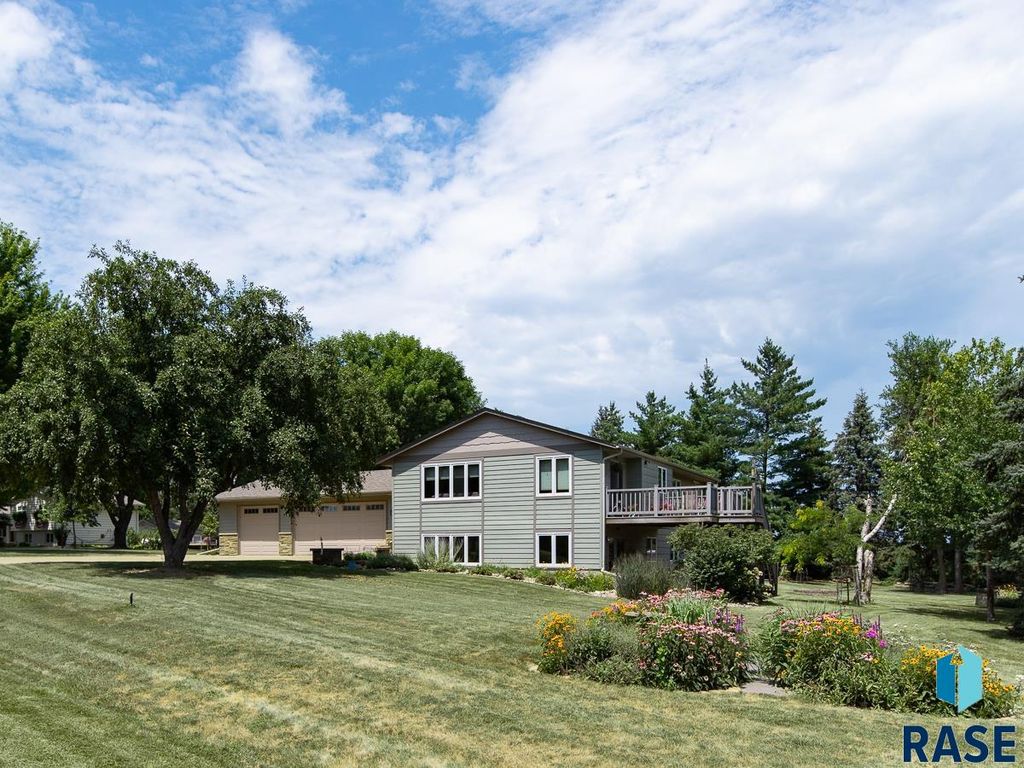 8704 E 38th St Street, Sioux Falls, SD 57110