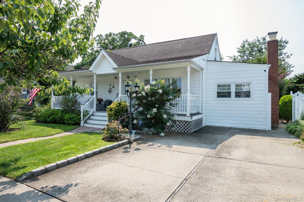 320 Brooklyn Avenue, Massapequa Park, NY 11762 — exterior