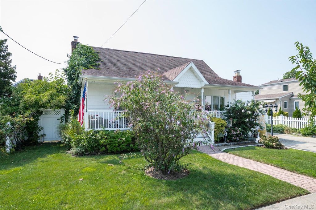 320 Brooklyn Avenue, Massapequa Park, NY 11762 — photo 3