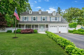 9 Graystone Lane, Smithtown, NY 11787