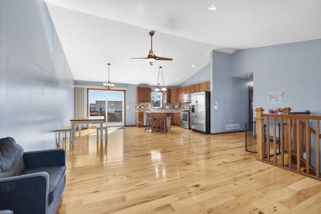 3016 9th St NW, Minot, ND 58703
