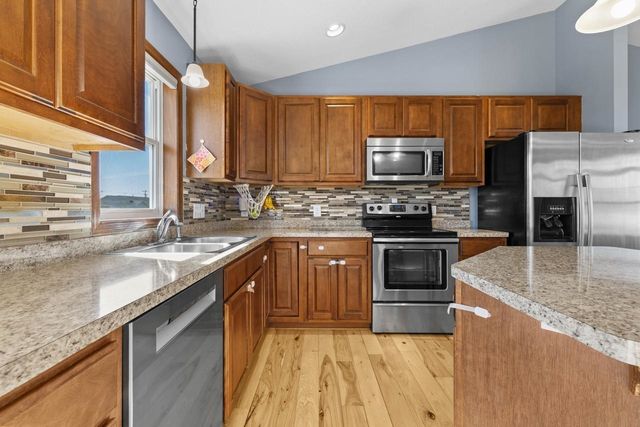 3016 9th St NW, Minot, ND 58703