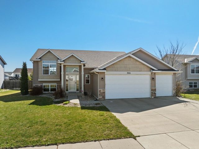 3016 9th St NW, Minot, ND 58703