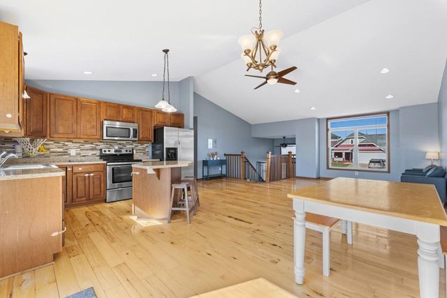 3016 9th St NW, Minot, ND 58703