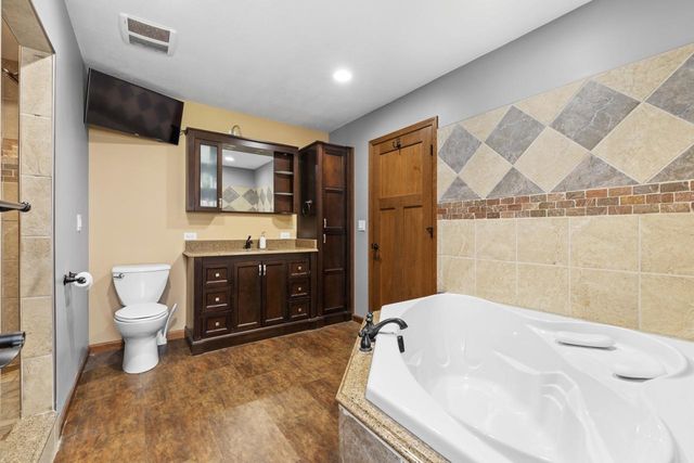 3016 9th St NW, Minot, ND 58703