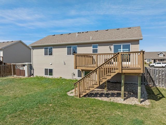 3016 9th St NW, Minot, ND 58703