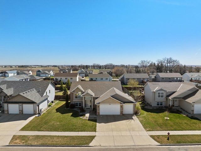 3016 9th St NW, Minot, ND 58703