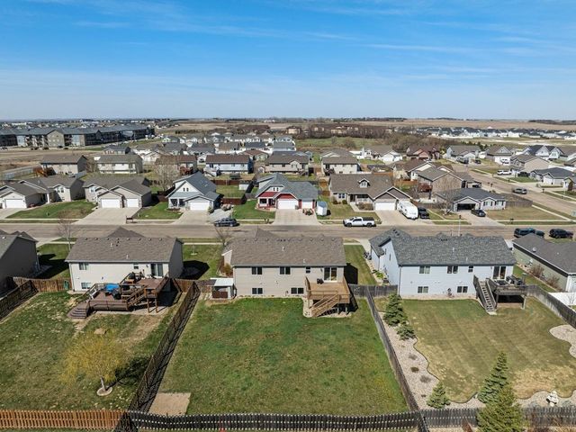 3016 9th St NW, Minot, ND 58703