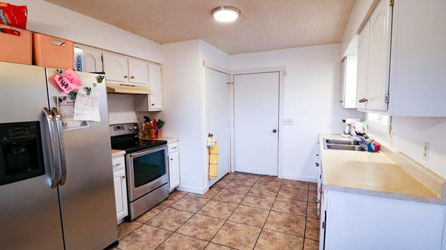 3344 S Meadowlark Avenue, Springfield, MO 65807