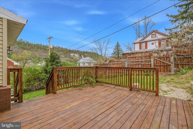 151 S LAUREL AVE, Berkeley Springs, WV 25411