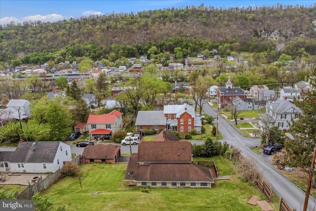 151 S LAUREL AVE, Berkeley Springs, WV 25411
