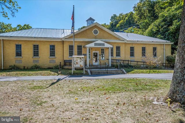151 S LAUREL AVE, Berkeley Springs, WV 25411