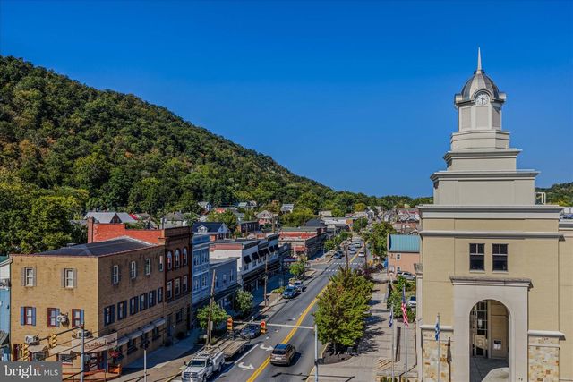 151 S LAUREL AVE, Berkeley Springs, WV 25411