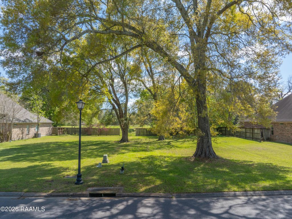 14 Oakthorn Court, Youngsville, LA 70592