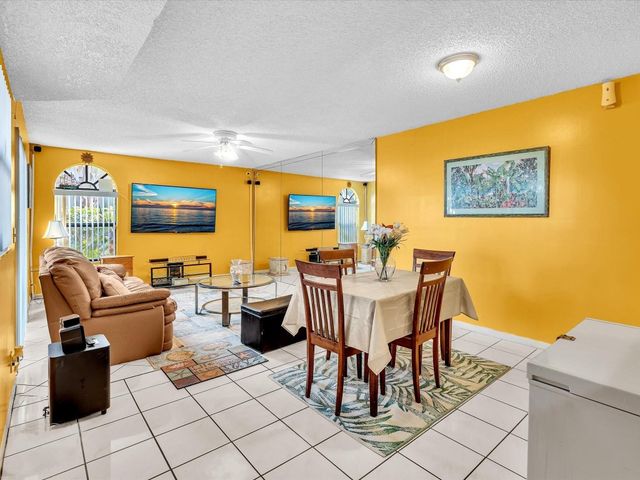 3975 Village Drive B, Delray Beach, FL 33445