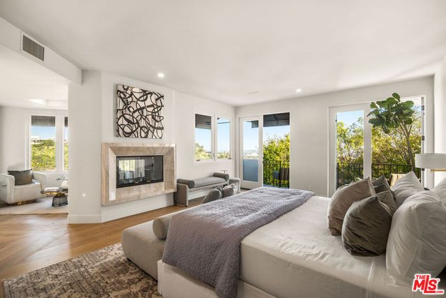 930 N Tigertail Road, Los Angeles, CA 90049
