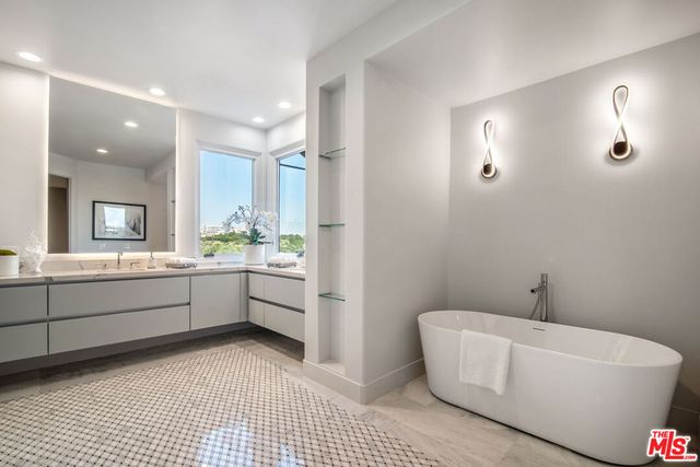 930 N Tigertail Road, Los Angeles, CA 90049