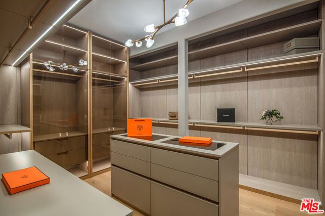 930 N Tigertail Road, Los Angeles, CA 90049