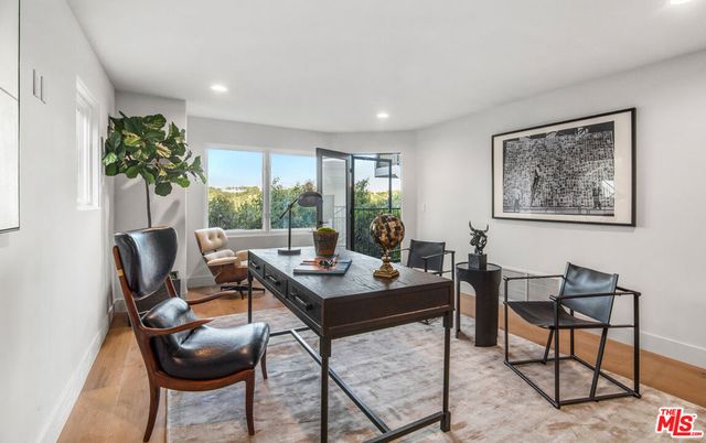 930 N Tigertail Road, Los Angeles, CA 90049